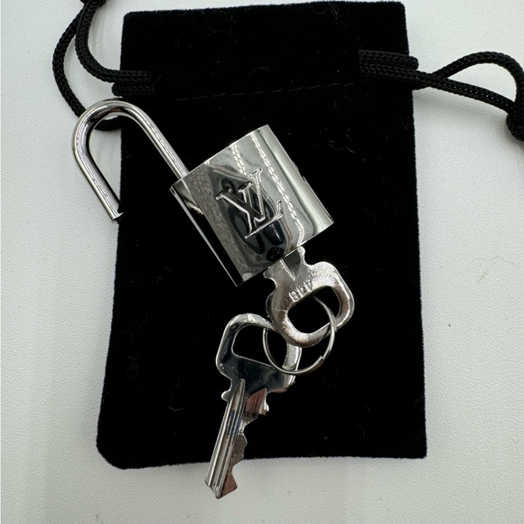 Louis Vuitton - super shiny brand new silver rare Lock and key #448 - Picture 7 of 7